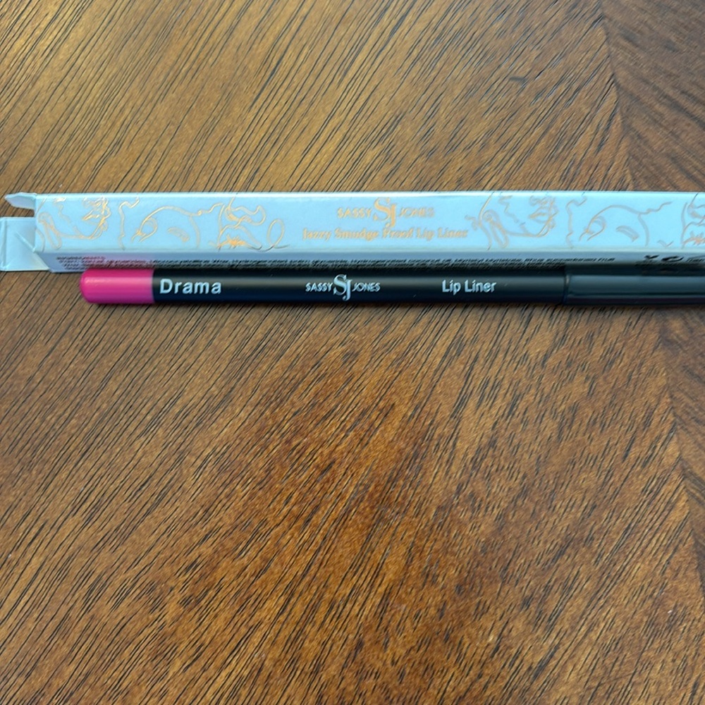 Sassy Jones Maasai Palette with Bold Colors, Makeup Remover Wipes, Lip Liner - Picture 9 of 10